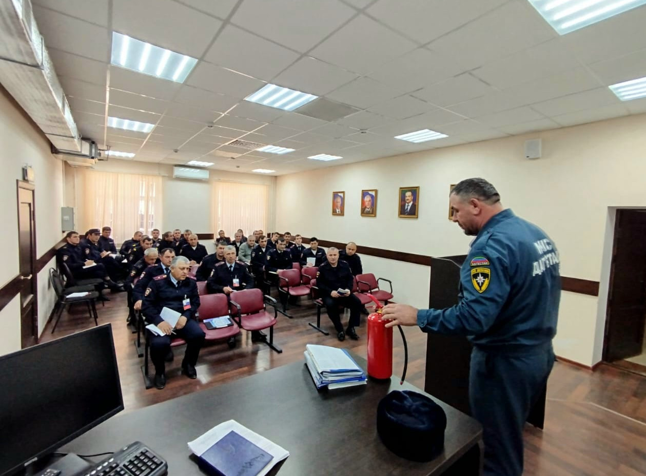 Профилактический инструктаж с сотрудниками ОМВД по Тляратинскому району